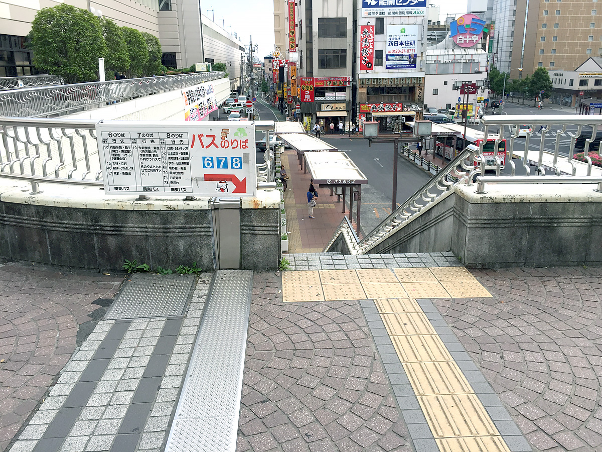 6,7番のバス乗り場へ向かう