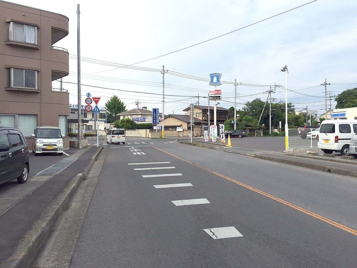 ローソンが見えたら一時停止の標識を左に曲がります