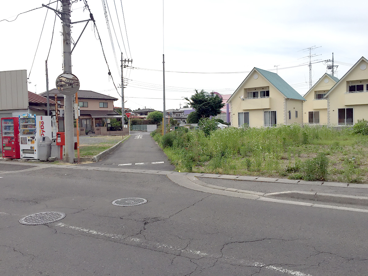 写真右から歩いてきて右折して写真奥へ曲がります